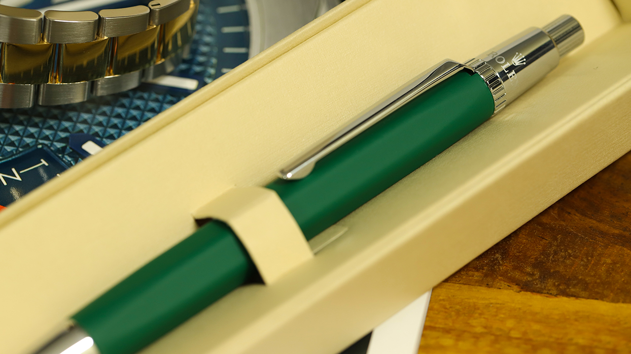 Rolex toll, kaucsuk borítással, a jól ismert zöld színben. Fotó: @RetekG