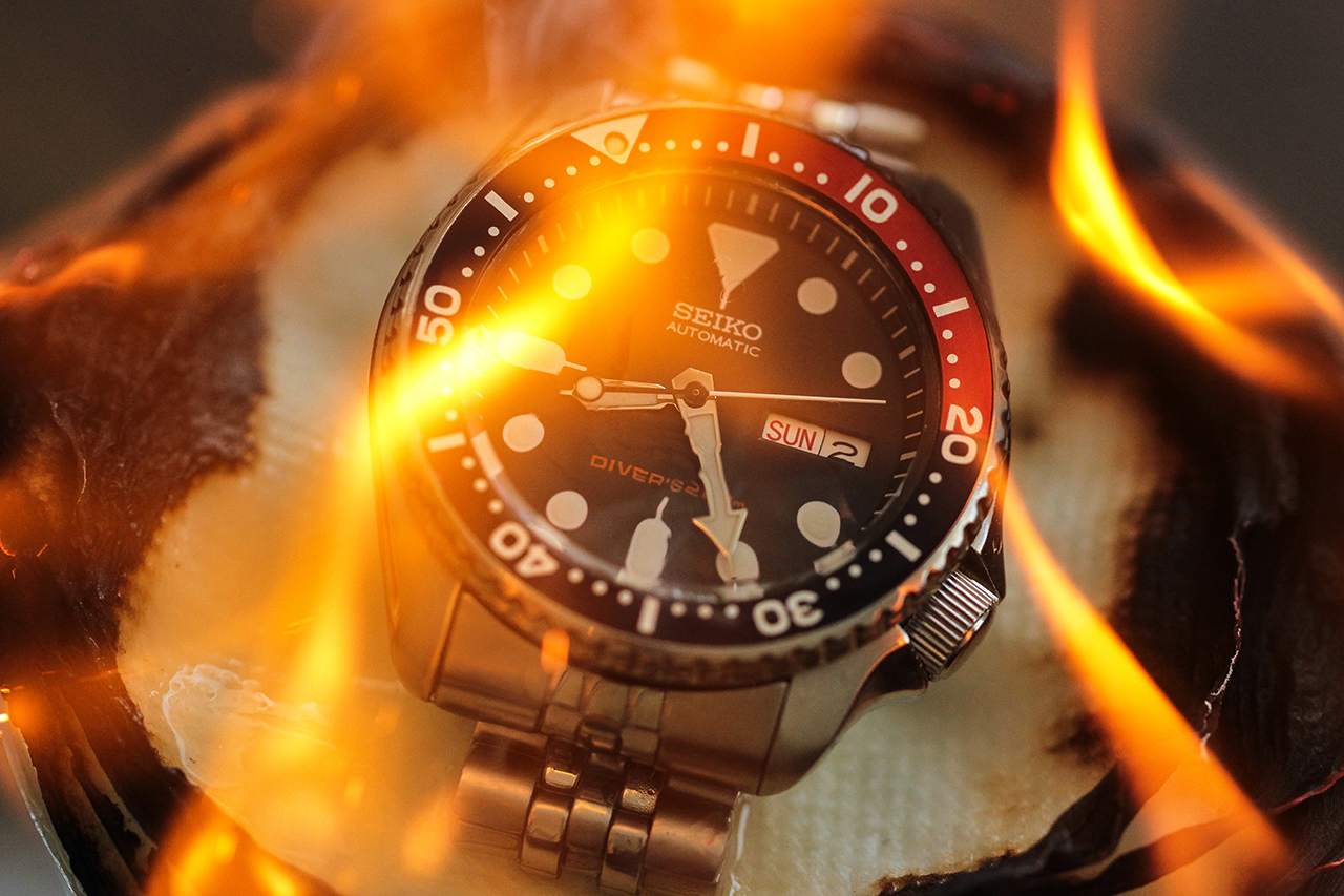 Seiko SKX009 Búváróra - Tűzteszt - 70%-os alkohol és egyszerű papírtörlő ég alatta. Fotó: @RetekG