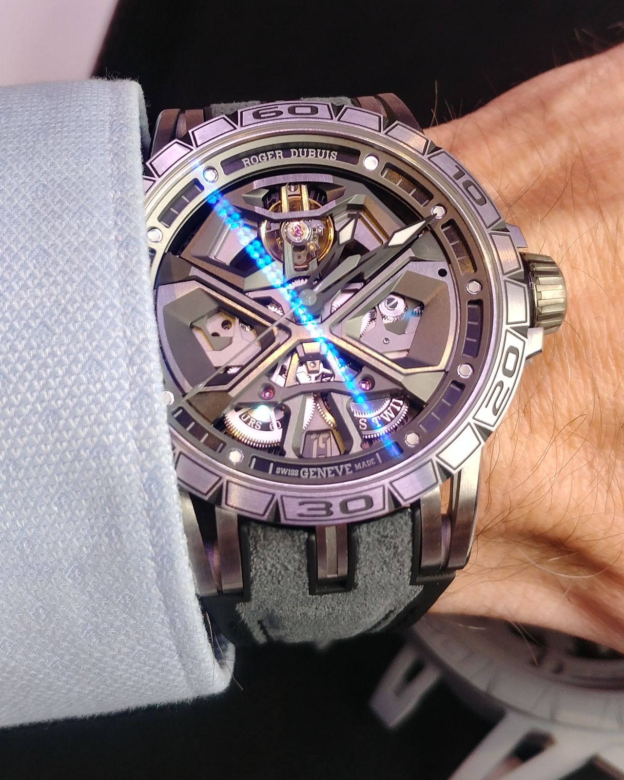 Roger Dubuis Excalibur Huracán - azért csukló is kell hozzá, de szerencsére nem nehéz, hisz titán