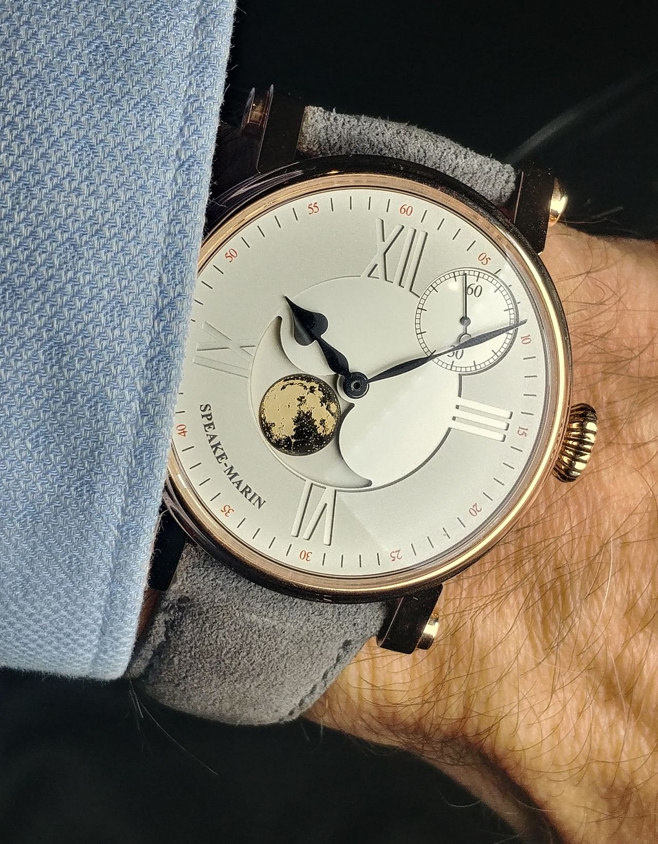 Speake-Marin One&Two Academic Full Moon - egyszerre konform és formabontó