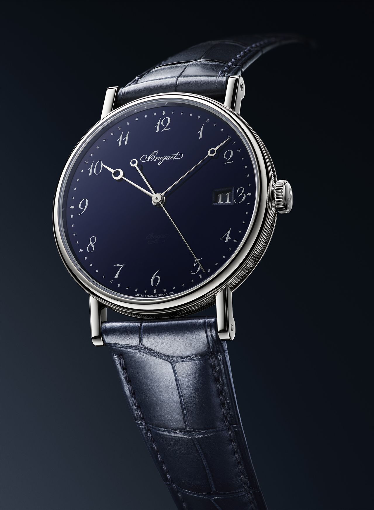 Breguet Classique 5177 Grand Feu Blue Enamel - a szinte üresnek ható számlap miatt nagyobbnak látjuk az órát, pedig csak 38 mm az átmérője