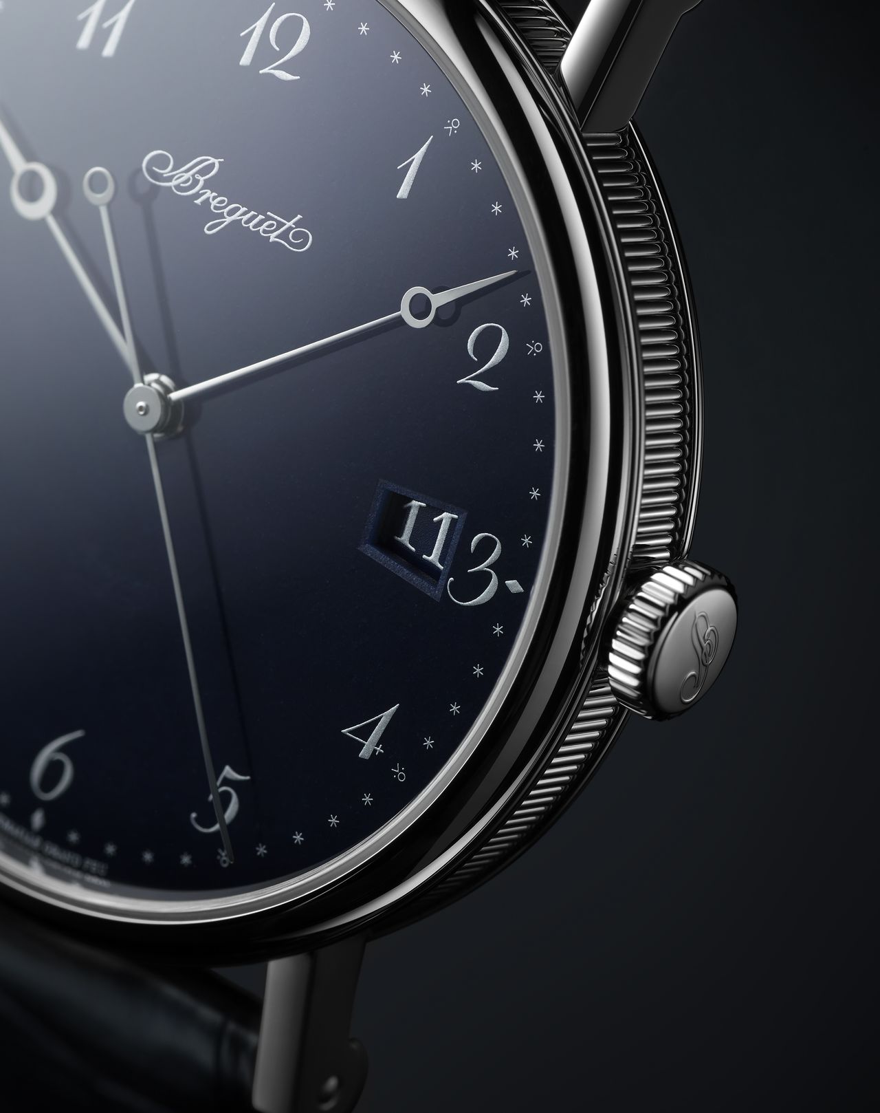 Breguet Classique 5177 Grand Feu Blue Enamel - a tok bordázott oldala elengedhetetlen díszítőelem