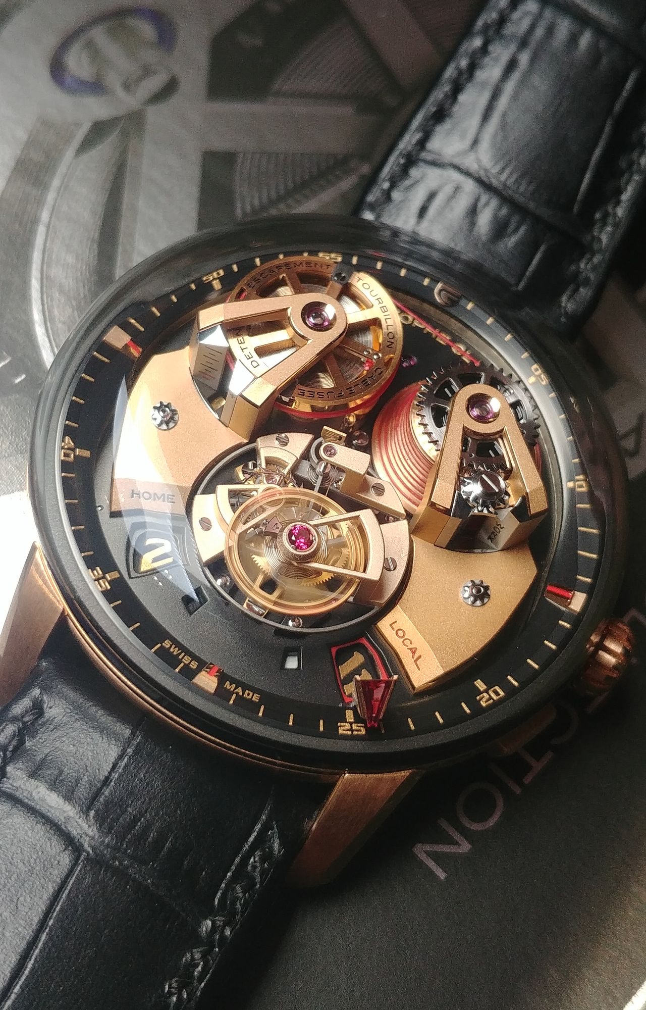 Christophe Claret Angelico - nincs lünetta, van helyette domborodó zafírüveg