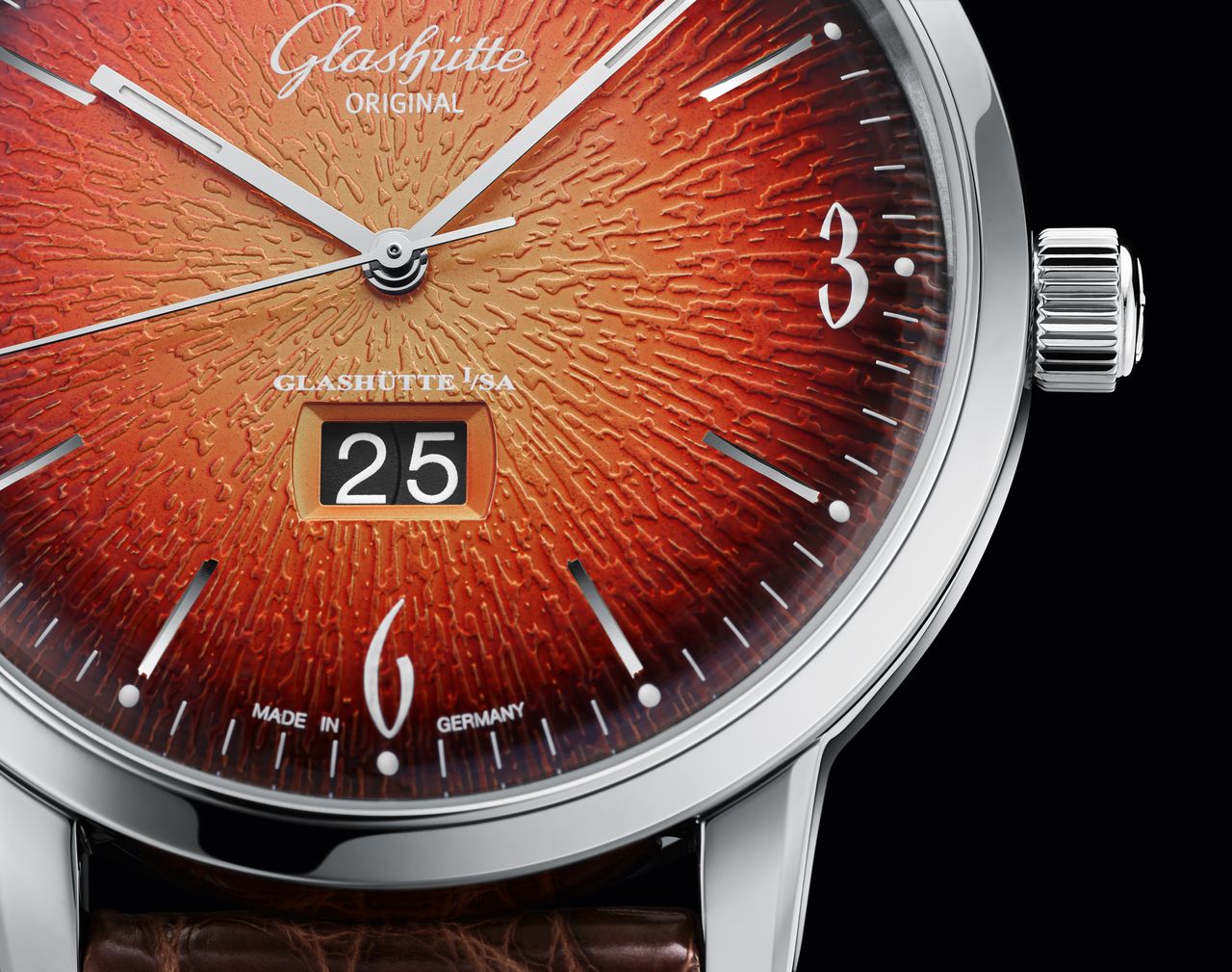 Glashütte Original Sixties Panorama Date Annual Edition - csak a véletlennek köszönhető, hogy a prés 60 tonnás