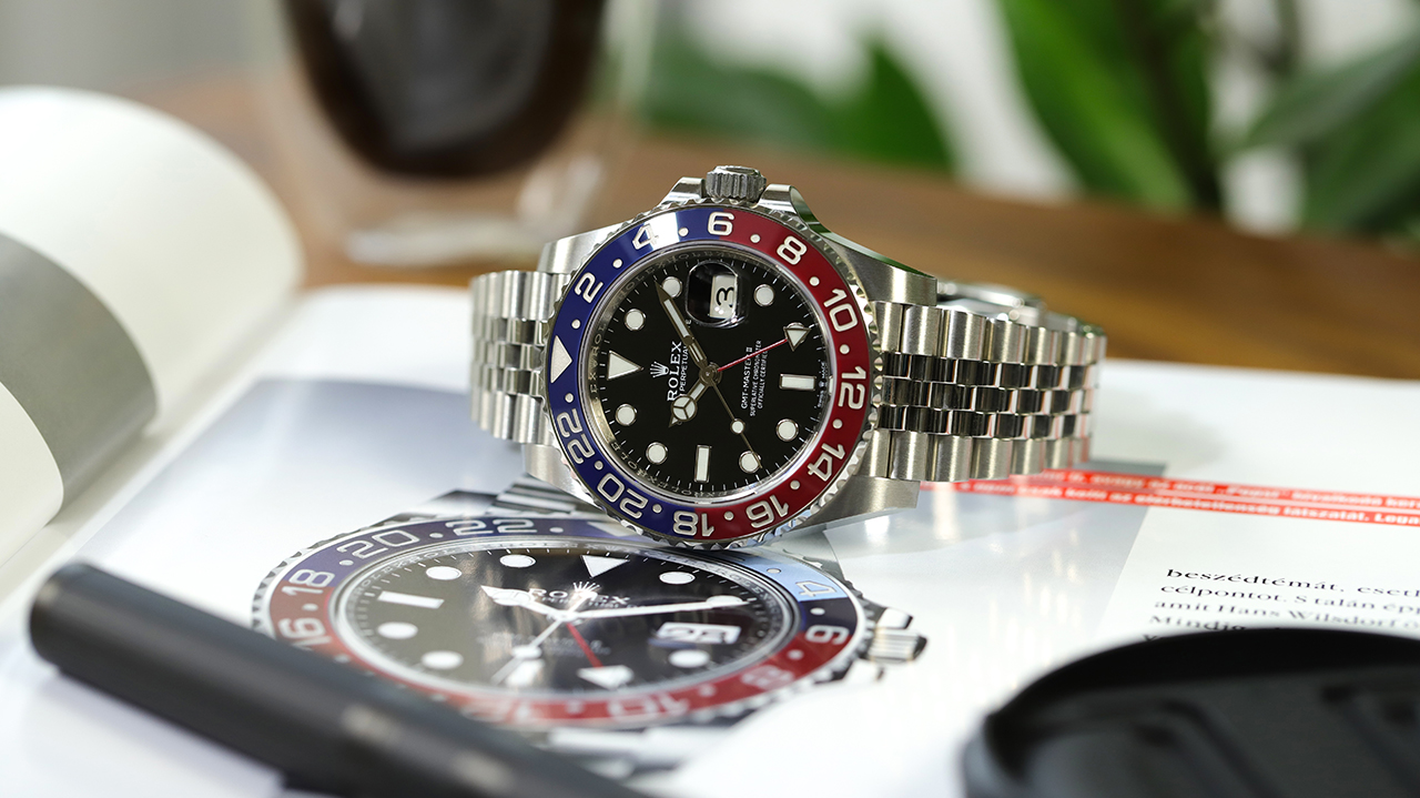 Rolex GMT Master II, avagy a "Pepsi", ahogy épp a róla szóló cikken fekszik. Fotó: @RetekG