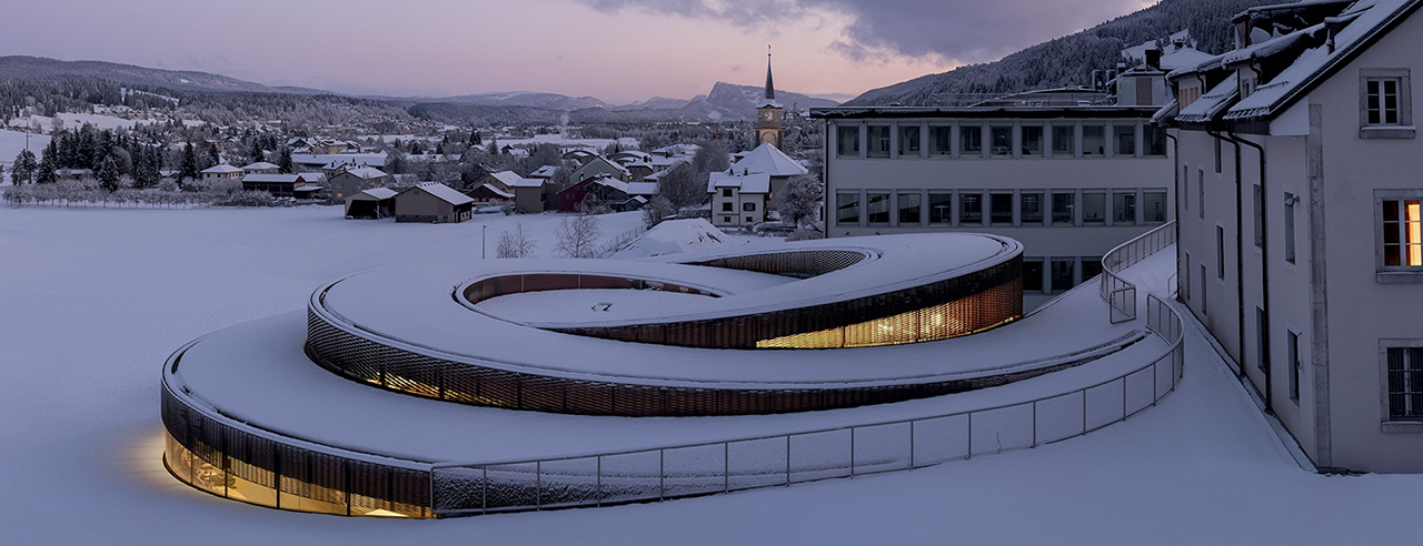 Audemars Piguet Musée Atelier havas üvegépülete kívülről. Forrás: Audemars Piguet