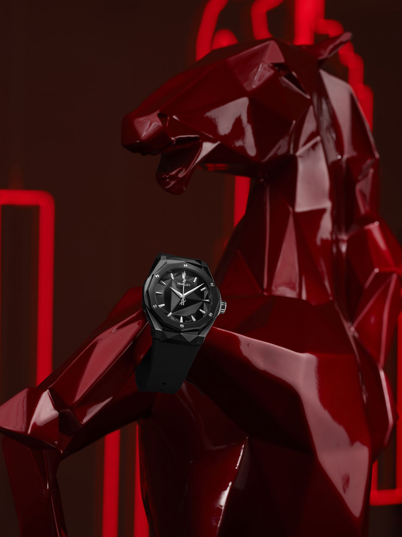 Richard Orliski lószobra Hublot karórával
