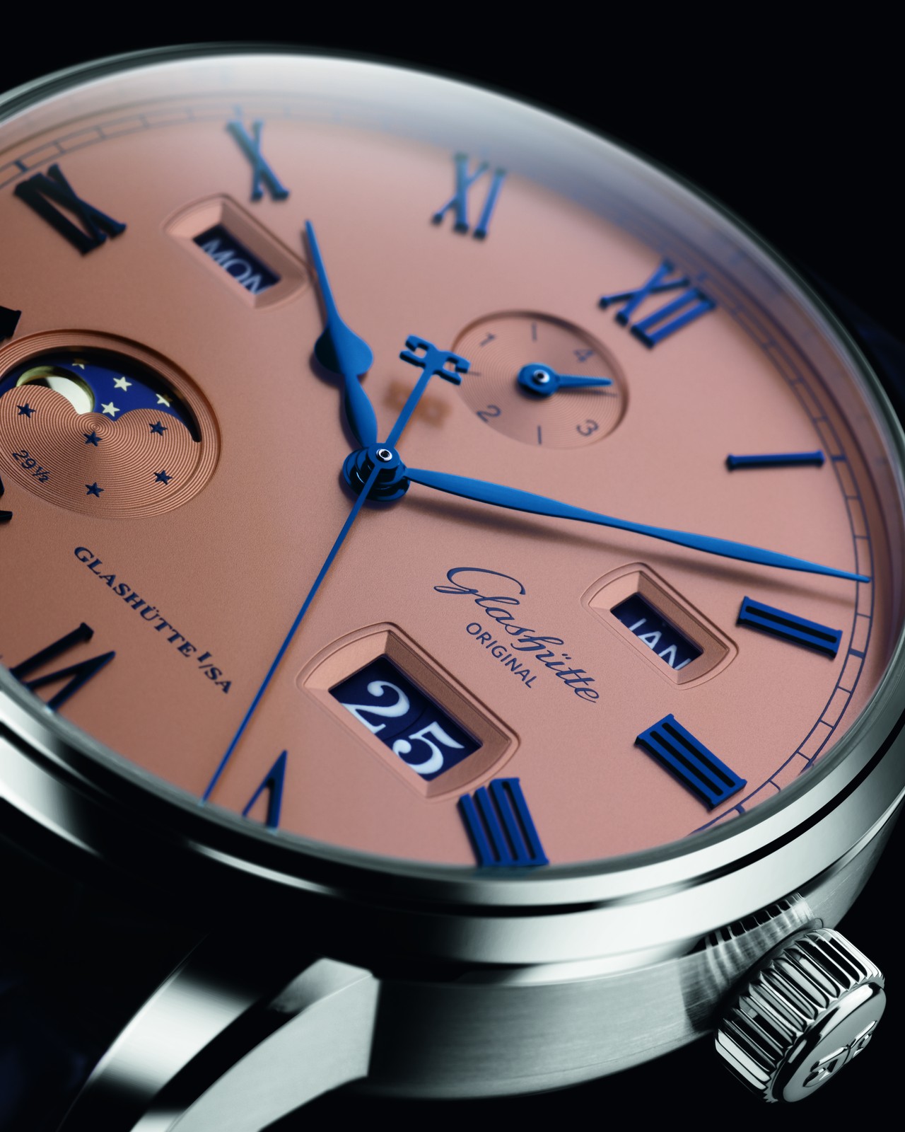 Glashütte Original Senator Excellence Perpetual Calendar – Limited Edition - természetes fényben a kék nem ennyire élénk