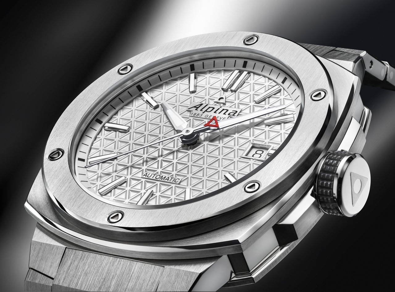 Alpina Alpiner Extreme Automatic Titanium close-up